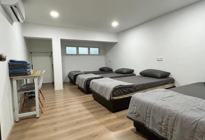 הכלכלה חדר לארבעה עם מקלחת משותפת, K Suites