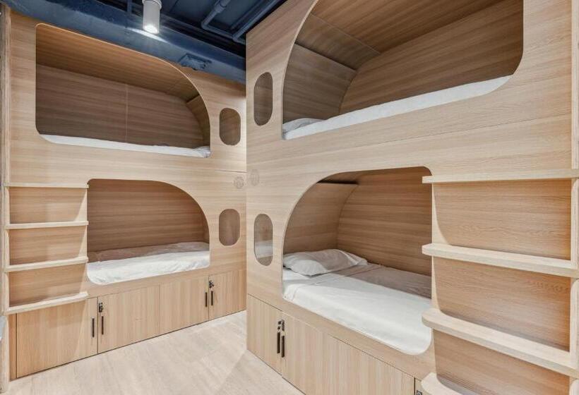 חדר סטנדרט לארבעה, Meco