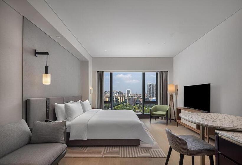 Номер Deluxe, New World Guangzhou