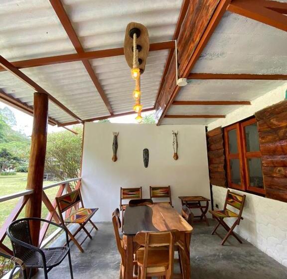 חדר סטנדרט לארבעה, Riverside La Masía Eco