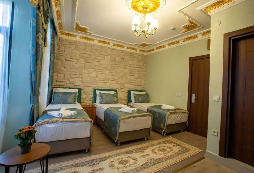 Deluxe Kolmen Hengen Huone, Sayina