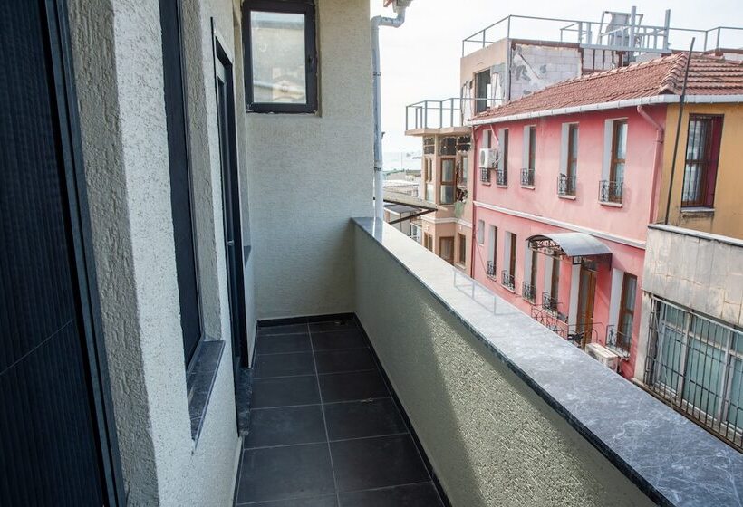 デラックストリプルルーム, Sayina