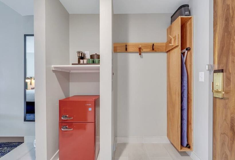 اتاق استاندارد, The Kingston