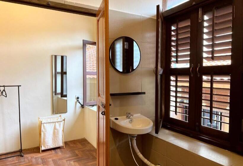 חדר דחוקס עם מיטת קינג, Aayu Stewart