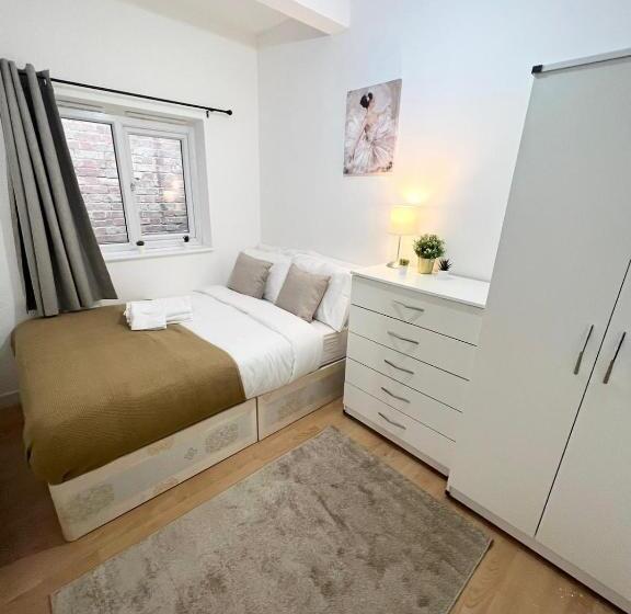 スタンダードルーム, Cosy Stunning Flat