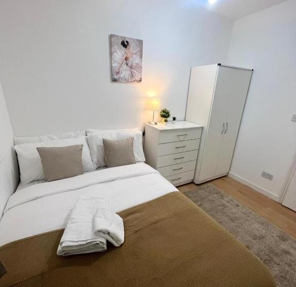 スタンダードルーム, Cosy Stunning Flat