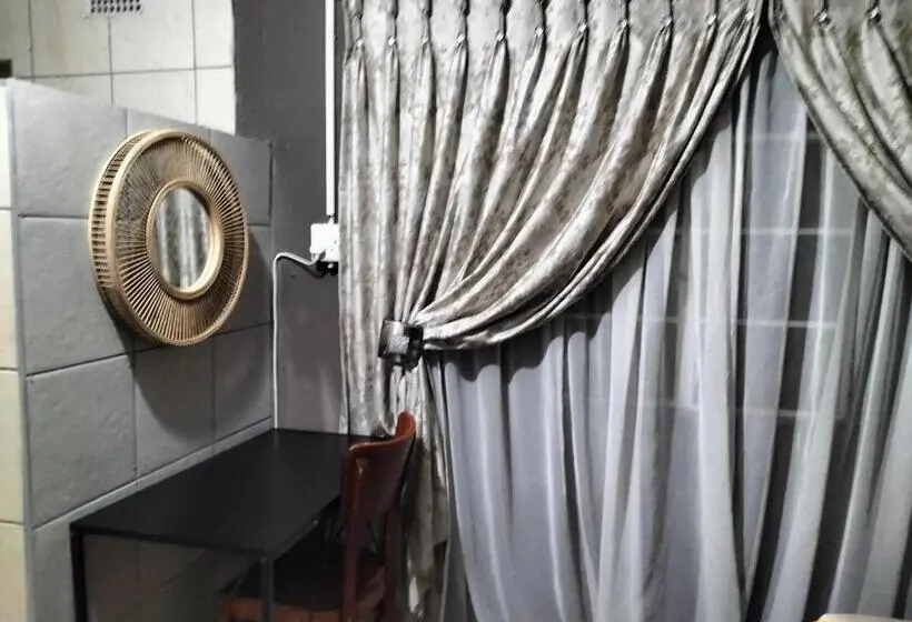 デラックスルーム, Good And Proper Guest Lodge