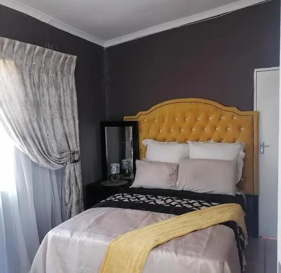 デラックスルーム, Good And Proper Guest Lodge