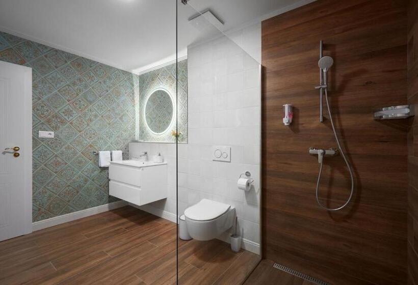 غرفة عائلية مطلّة علي الجبل, Rustyfox