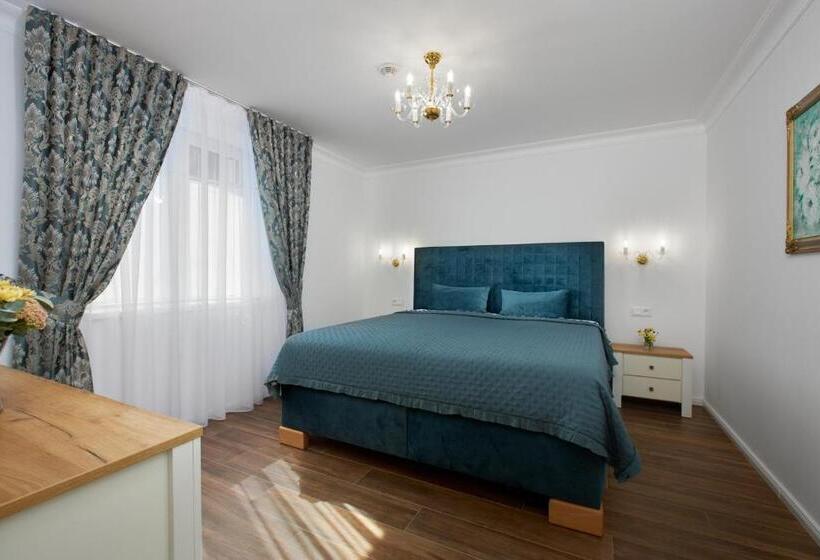 غرفة عائلية مطلّة علي الجبل, Rustyfox