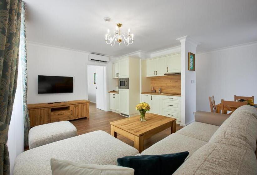 غرفة عائلية مطلّة علي الجبل, Rustyfox