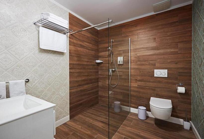 غرفة عائلية مطلّة علي الجبل, Rustyfox