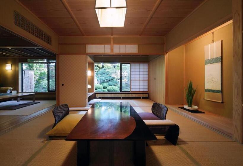 جناح عائلي, 天童荘 Tendoso