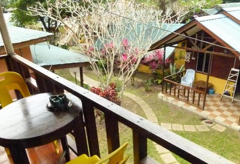 اتاق خانوادگی با چشم‌انداز باغ, Cheers Garden Chalet