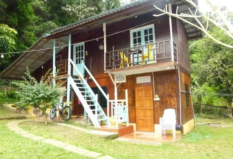 اتاق خانوادگی با چشم‌انداز باغ, Cheers Garden Chalet
