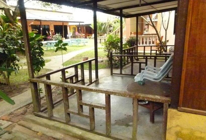 اتاق استاندارد سه تخته با بالکن, Cheers Garden Chalet