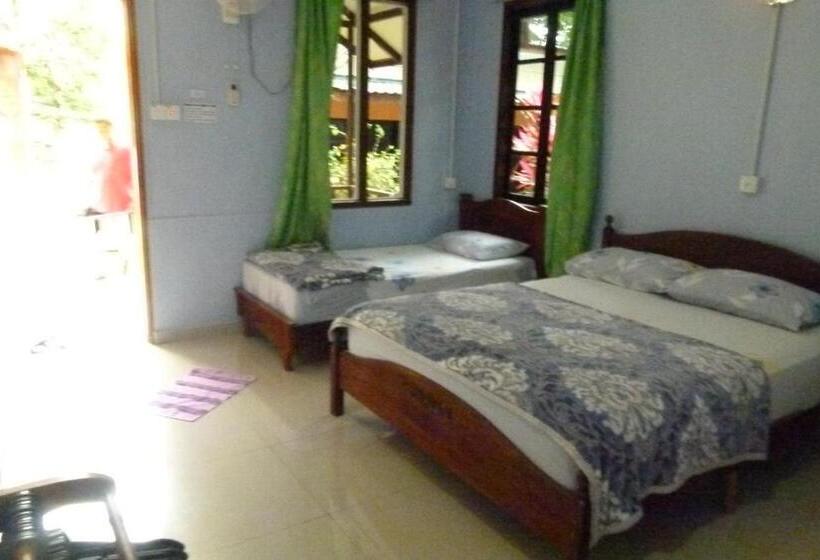 غرفة قياسية ثلاثية مزودة بشرفة, Cheers Garden Chalet