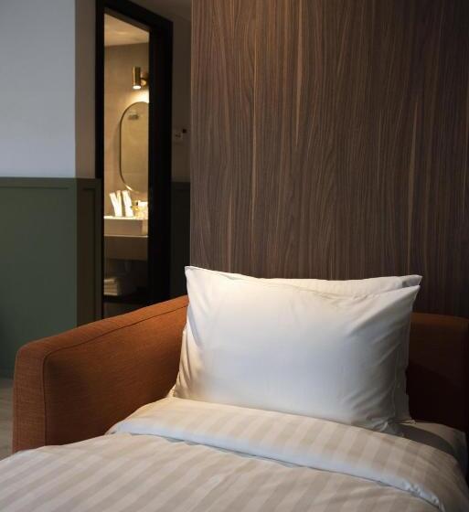 חדר משפחתי, Monocolo Boutique