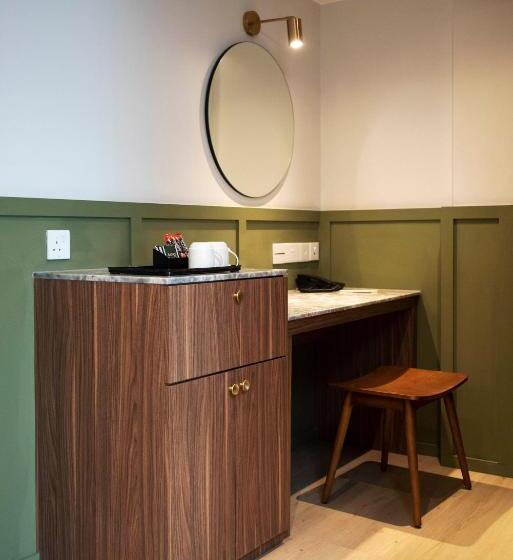 חדר משפחתי, Monocolo Boutique