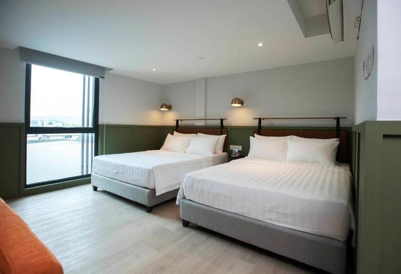 חדר משפחתי, Monocolo Boutique