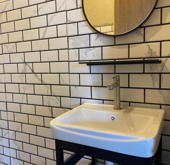 基本三人间, Z&z Budget Room