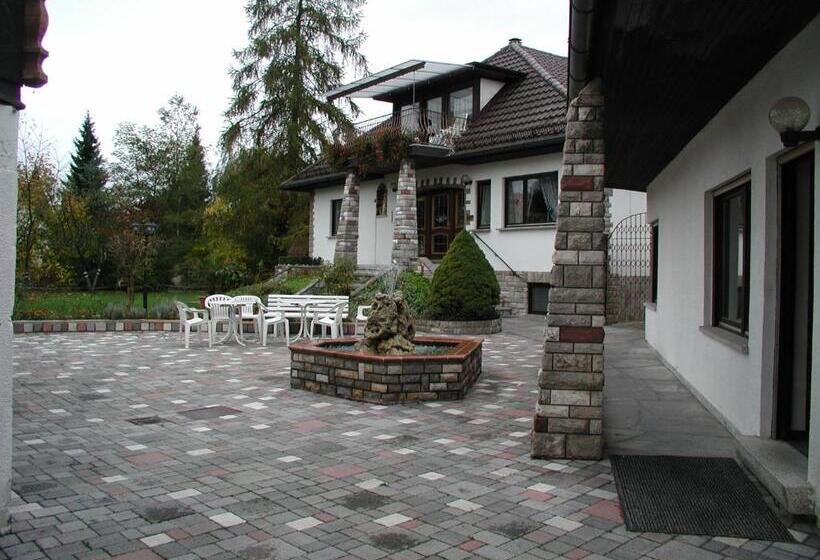 Семейное Бунгало, Pension Hofmann