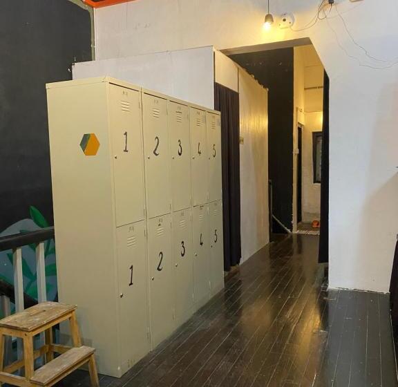 چادر با خدمات رفاهی استاندارد, Hikers Sleep Port Guesthouse