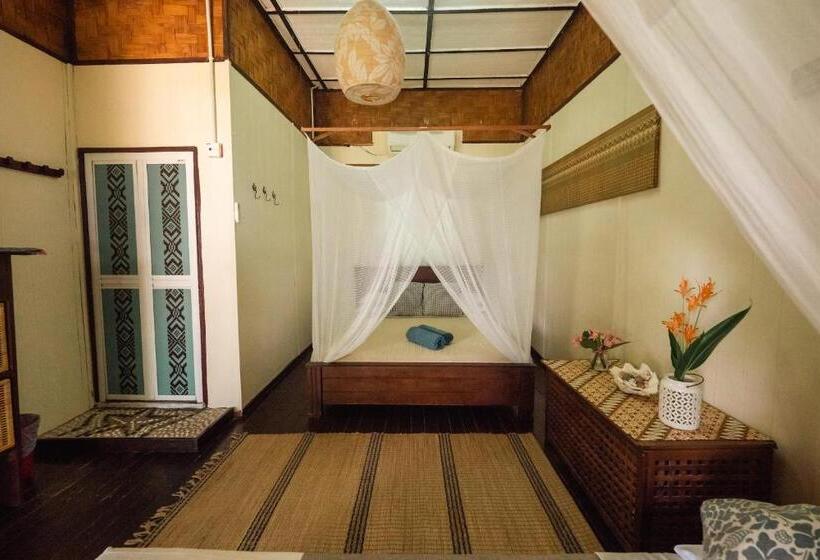 חדר סטנדרט לשלושה עם טרסה, Swiss Cottage Tioman