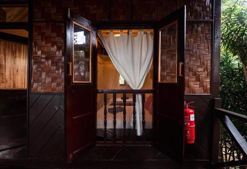 Standard Triple Room with Terrace, Swiss Cottage Tioman