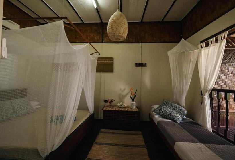 חדר סטנדרט לשלושה עם טרסה, Swiss Cottage Tioman