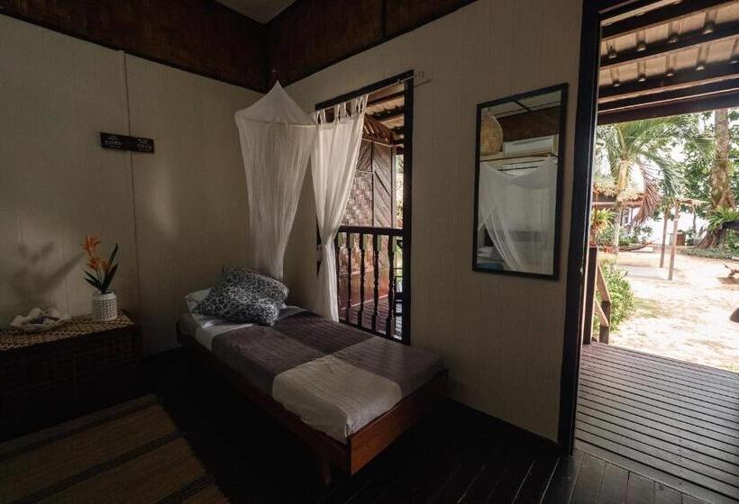חדר סטנדרט לשלושה עם טרסה, Swiss Cottage Tioman