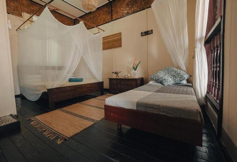 חדר סטנדרט לשלושה עם טרסה, Swiss Cottage Tioman