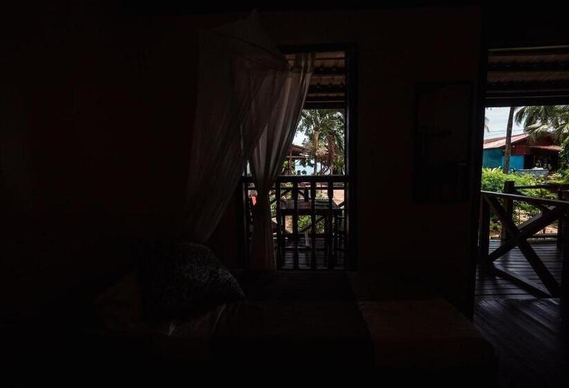 חדר סטנדרט לשלושה עם טרסה, Swiss Cottage Tioman