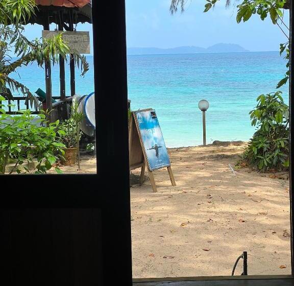 חדר סטנדרט לארבעה נוף לים, Swiss Cottage Tioman