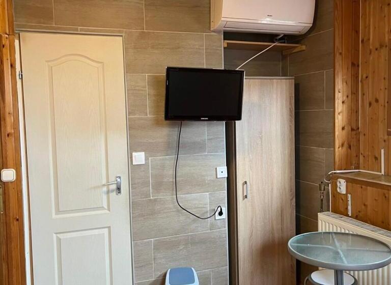 Номер Стандарт, Lenzl S Panzió