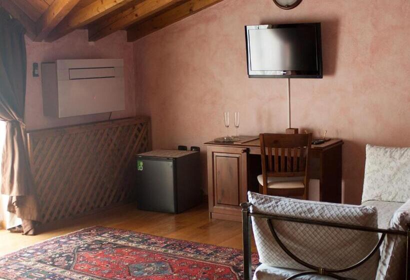 חדר דלוקס לשלושה, Agrovillage