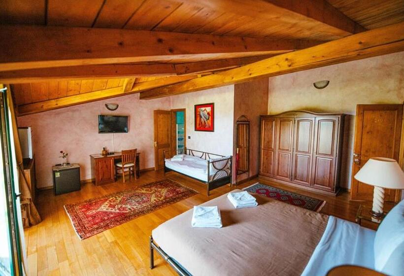 חדר דלוקס לשלושה, Agrovillage