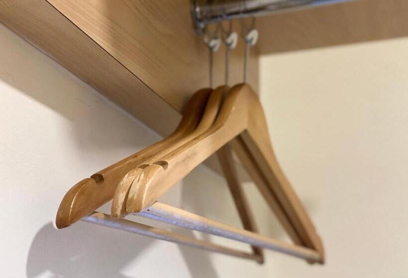 חדר סטנדרט לשלושה עם חדר אמבטיה משוף, Carlsun