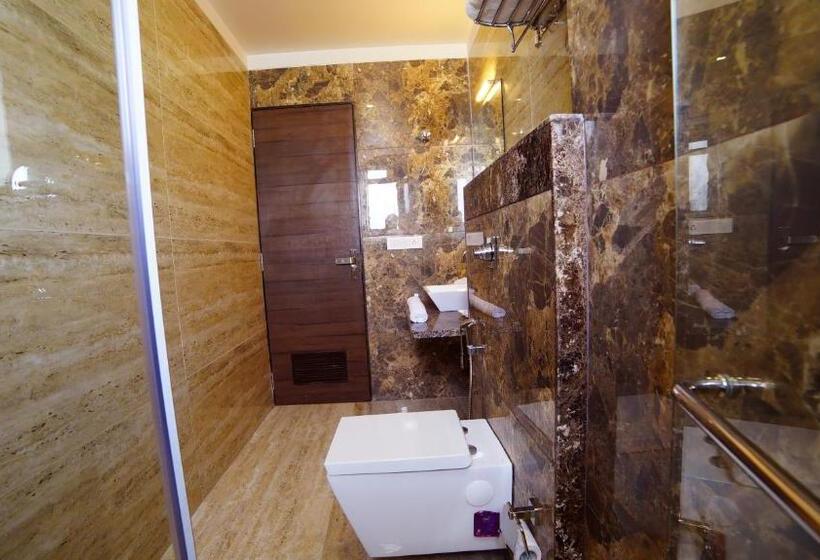 غرفة ديلوكس ثلاثية, Love Kush