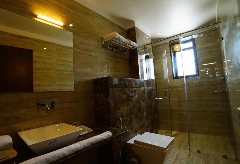 غرفة ديلوكس ثلاثية, Love Kush