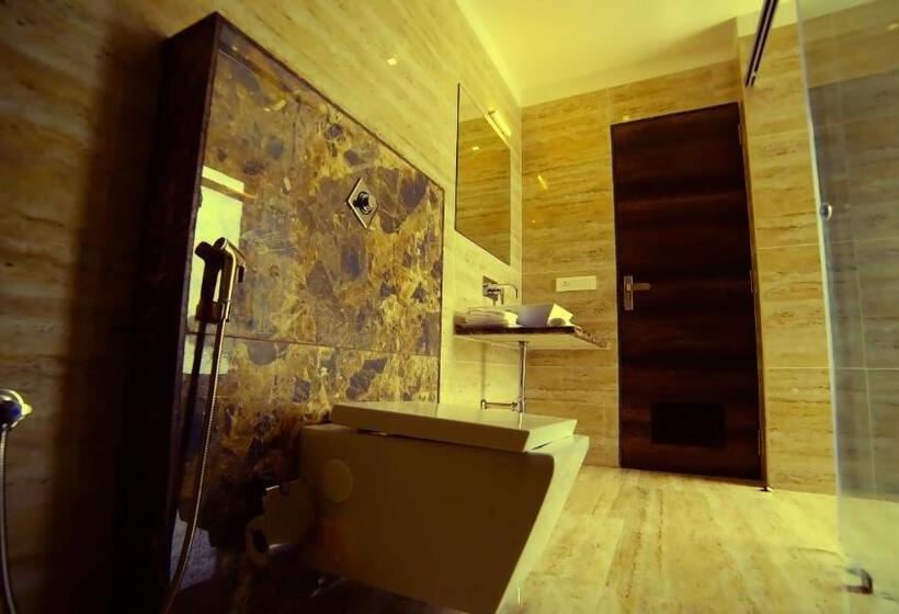 غرفة ديلوكس ثلاثية, Love Kush