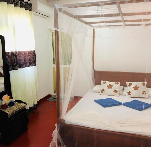 이코노미 룸, Mirissa White House