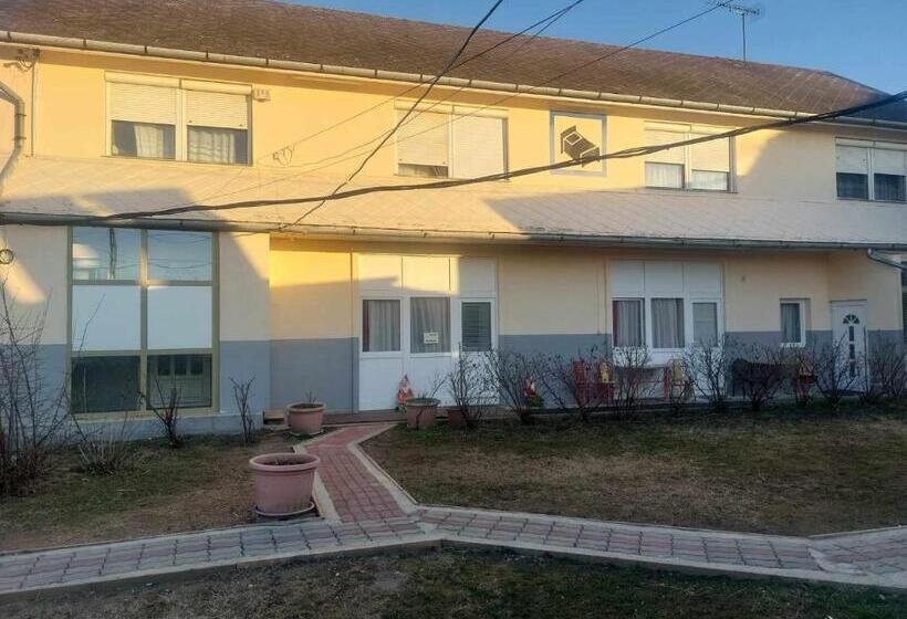 غرفة قياسية, Rózsás Motel