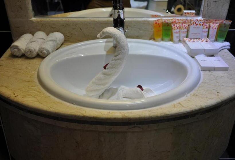 스위트 킹사이즈 침대, Al Bustan Crown Hotel 2