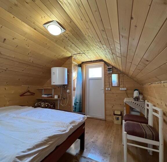 بانگلوی استاندارد, Homestay Djerkovic