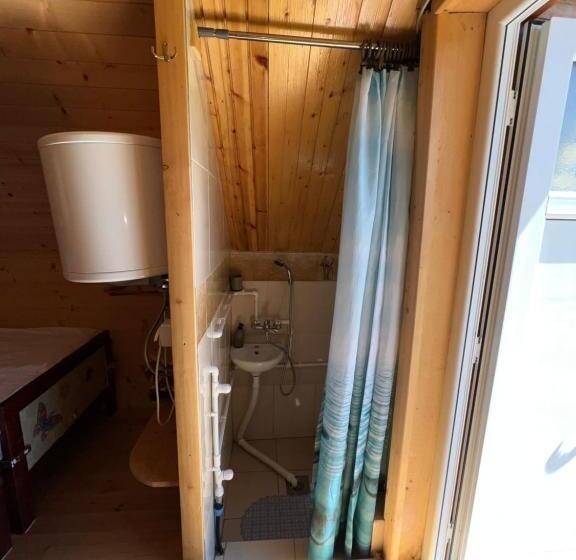 بانگلوی استاندارد, Homestay Djerkovic