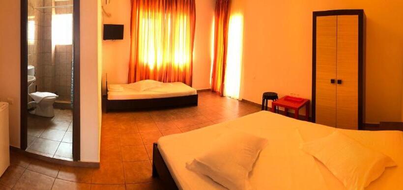 Quarto Triplo Standard com Balcão, Vila Orient 2