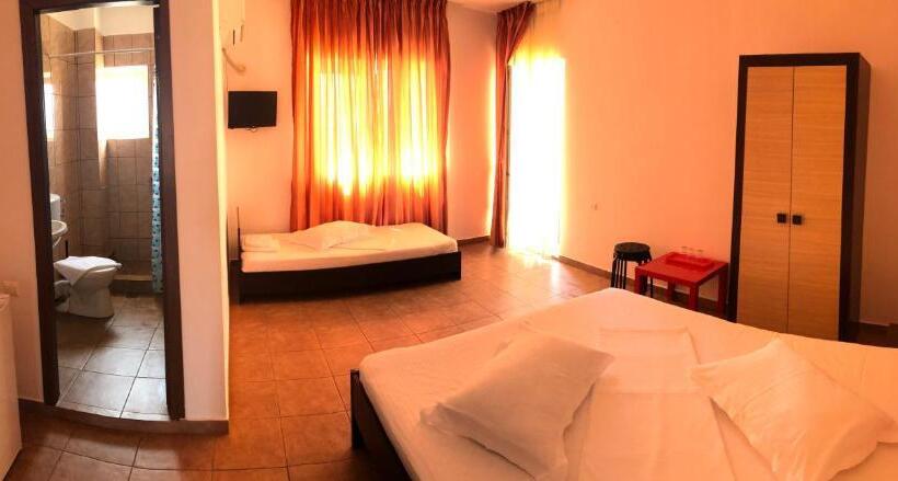 Quarto Triplo Standard com Balcão, Vila Orient 2