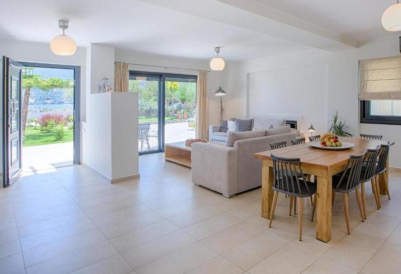 דירת שלושה חדרים, Agni Suites