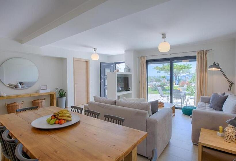 דירת שלושה חדרים, Agni Suites